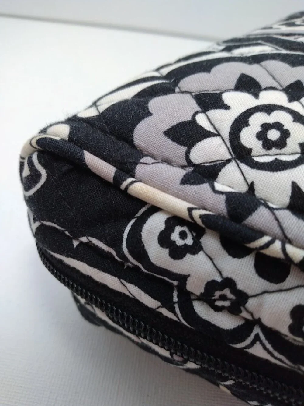 Vera Bradley Jewelry & Cosmetic Travel Bag Black Gray & White Handles FLAWS